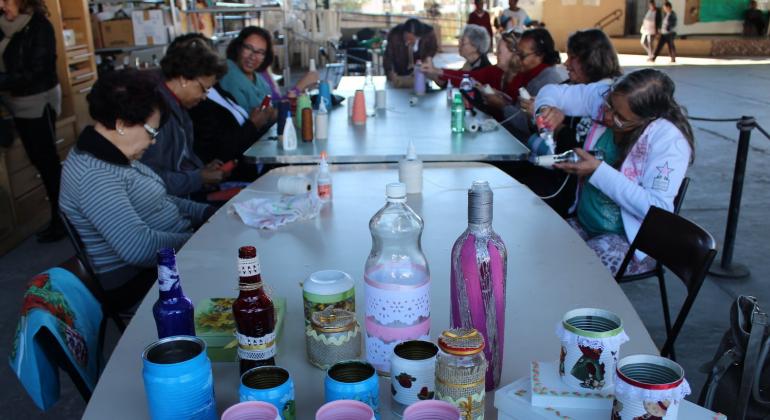 Oficinas e cursos para a população idosa de Belo Horizonte estimulam cidadania e envelhecimento saudável e ativo. Foto: Débora Oliveira Seis idosas fazem oficianas de artesanato.