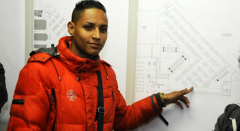 Terça, dia 25, é o último dia para camelôs manifestarem interesse por vagas em shoppings populares Uai Centro e Uai O Ponto, em Venda Nova. Foto: Adão de Souza/PBH Camelô aponto local no mapa sorteado para comercializar produtos.