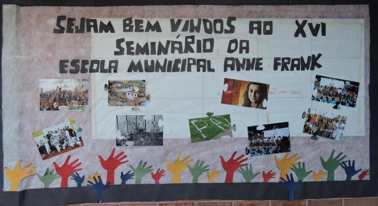 Painel de boas vindas ao XVI Seminario Socioambiental da Escola Municipal Anne Frank. Foto: Andrea Moreira. Painel de boas vindas ao XVI Seminario Socioambiental da Escola Municipal Anne Frankcom os dizeres: Sejam Bem-Vindos ao XVI Seminário da Escola Muncipal Anne Frank