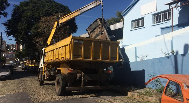Cerca de 70% de carcaças e veículos abandonados nas ruas de BH são retirados pelos próprios donos em ações educativas. Foto: Camila Viana Carcaças abandonadas de carros são removidas por caminhão da Prefeitura de Belo Horizonte.