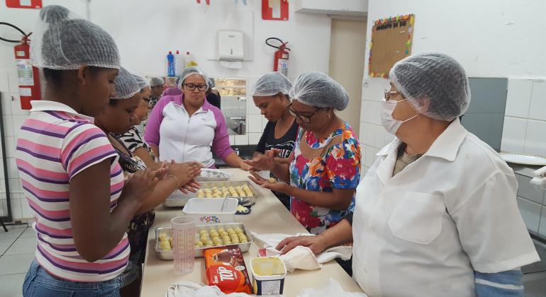 Seis moradoras do conjunto Jatobá participam de curso profissionalizante de salgados e doces. 