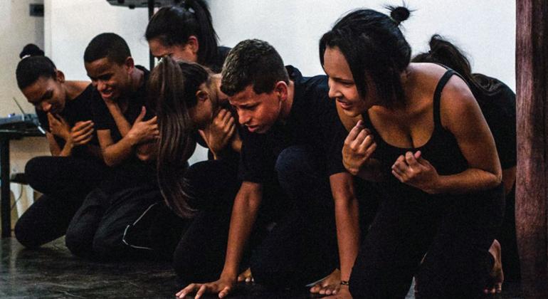 Centro Cultural Vila Santa Rita, no Barreiro, promove o III EnCenAção, com atividades voltadas para as artes cênicas até dia 21 de julho. Foto: Filipe Vieira Seis participantes do Evento Encenação, que inclui oficinas com artes cênicas.