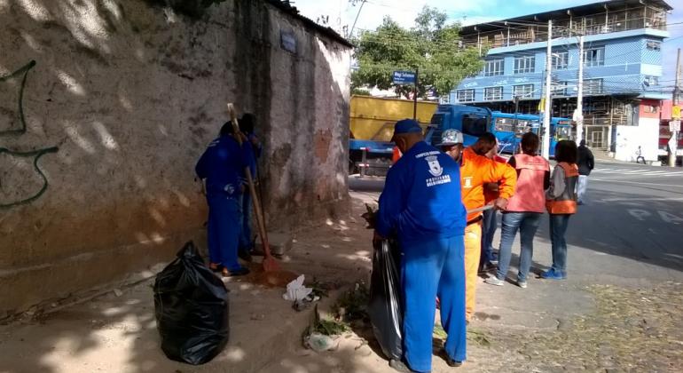 Equipe de quatro profissionais da Regional Oeste estão implementando um Ponto Limpo na Vila Leonina.