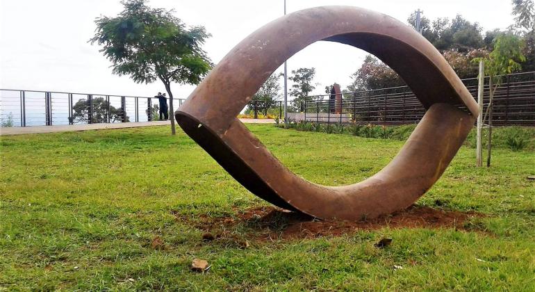 Escultura em formato de elipse vazada, de metal, de autoria de Ricardo Galvão, faz parte do Mirante dos Mangabeiras