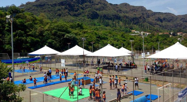 Parque das Mangabeiras tem várias brincadeiras e outras atividades para as férias das crianças de 25 a 28 de julho. Foto: Mayra Helloá Crianças praticam esportes nas quadras do Parque das Mangabeiras, durante o dia. Foto ilustrativa.