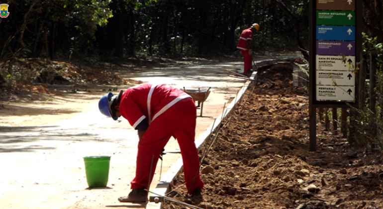 Fundação Zoo-Botânica de Belo Horizonte deu início às obras de implantação de nova rota acessível a pessoas com deficiência. Foto: Flávia Carvalho/PBH Funcionário constrói rampa de acessibilidade na no Zoológico da FZB-BH.