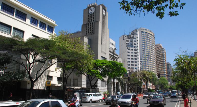 Fachada da Prefeitura de Belo Horizonte durante o dia.