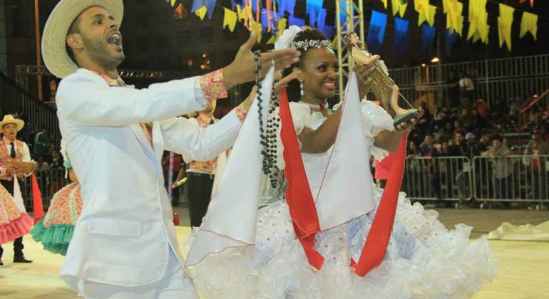 Foto: Divulgação Casal de novivos da quadrilha junina Forró de Minas se apresentando.