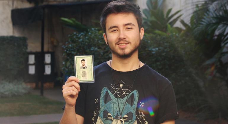 Travestis e transexuais de Belo Horizonte terão assegurado o direito de usar o nome social nos atendimentos nas unidades de saúde da PBH. Foto: Túlio Pagnan Homem trans, Gael Benitez, segura sua carteira de identidade.