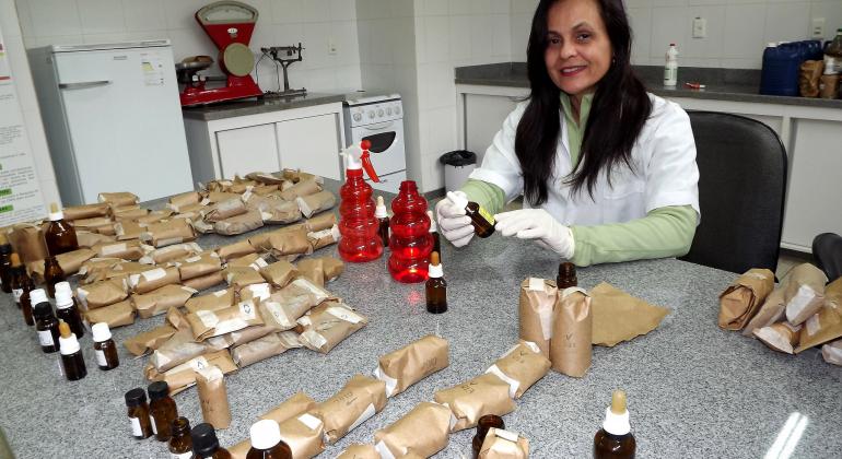 Utilização de homeopatia no controle de pragas e doenças em plantas traz bons resultados ao Jardim Botânico da FZB-BH. Foto: Suziane Fonseca/PBH A engenheira agrônoma Marina Portugal Torres mostra ampolas e equipamentos utilizados no tratamento homeopático de controle de pragas e doenças em plantas na Fundação Zoo-Botânica de BH.