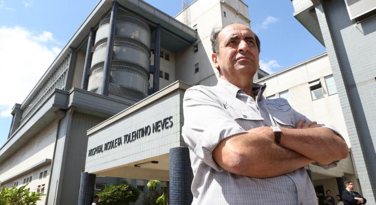 Em junho, foram abertos 26 leitos no Hospital Risoleta Tolentino Neves, dos quais 16 são de clínica médica e 10 de ortopedia. Foto: Samuel Gê/Campanha Alexandre Kalil Prefeito de Belo Horizonte, Alexandre Kalil, ao lado do Hospital Risoleta Neves, de dia.