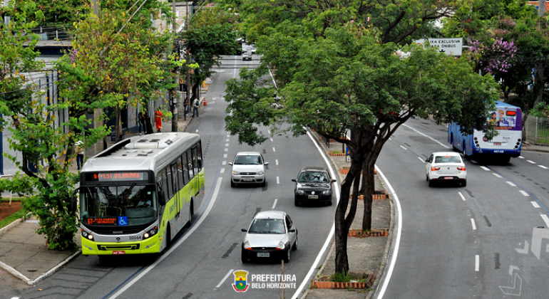 Eleições das Comissões Regionais de Transporte e Trânsito garantem a participação da população nas políticas públicas do setor. Foto: Breno Pataro/PBH Carros e ônibus trafegam nas pistas da Avenida Antônio Carlos, durante o dia.