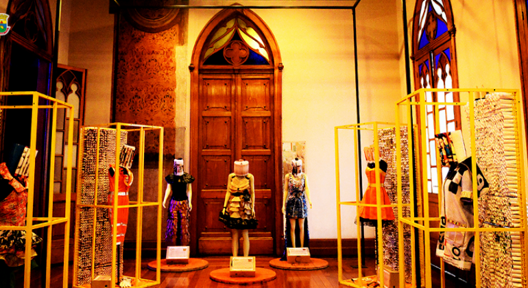Seis manequins com roupas de duas exposições "Gari Fashion", em cartaz na mostra “Stilo Limpeza Urbana”, no Museu da Moda