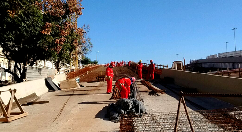 Funcionários da Superintendência de Desenvolvimento da Capital trabalham sobre nova alça do Viaduto da Lagoinha, cuja metade está concretada