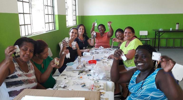 Oficinas artesanais e bazares empoderam mulheres em situação de vulnerabilidade e violência doméstica em BH. Foto: Arquivo SMSA/PBH Oito mulheres em situação de vulnerabilidade mostram as bijuterias produzidas em oficina.