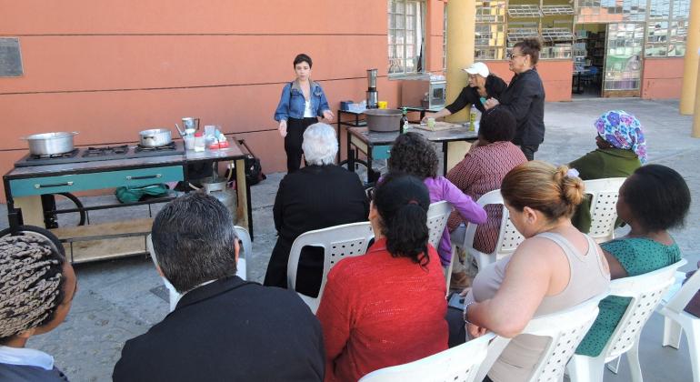 Integrante do grupo Nó Coletivo, Ceci Nery realiza oficinas sobre cultura alimentar. 