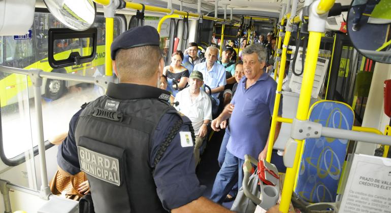 Novo papel da Guarda Municipal é um dos fatores para a redução da criminalidade violenta em Belo Horizonte. Foto: Adão de Souza/PBH Guarda municipal acompanha viagem de ônibus, ação que faz parte da Operação Viagem Segura