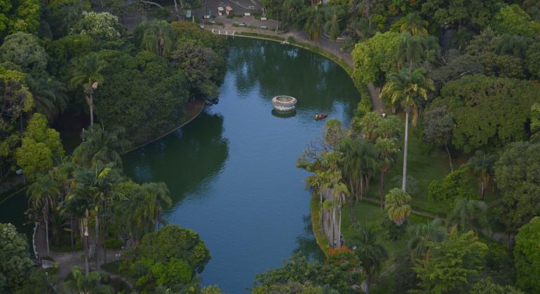 Confira os principais eventos que acontecem em BH neste fim de semana, de 21 a 23 de julho. Foto: Amira Hissa/PBH Foto aérea de Parque Municipal Américo Renneé Giannetti, com um lago e muitas árvores