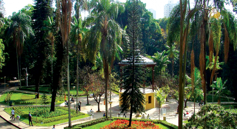 Coreto do Parque Municipal Américo Renneé Giannetti, cercado por caminhos e muito verde.