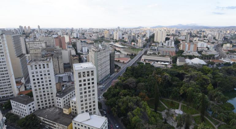 Belo Horizonte vista do alto, com detalhe da avenida Afonso Pena: de um lado e ao fundo, prédios diversos; de outro, o Parque Municipal Américo Renneé Giannetti.