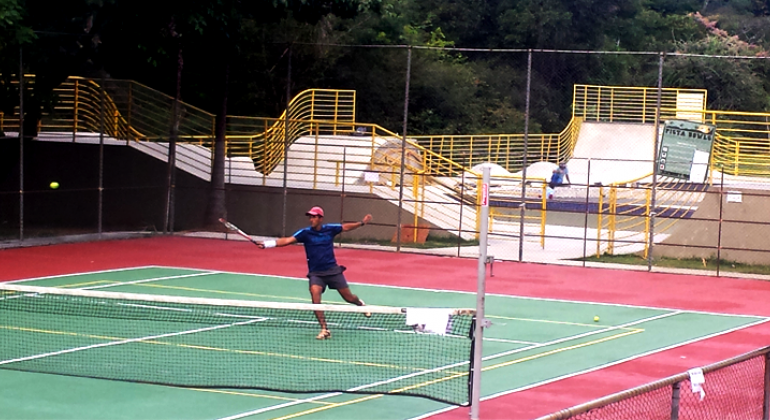 Três parques de Belo Horizonte oferecem, gratuitamente, quadras para a prática de tênis. Foto: Divulgação FPM/PBH Jogador de tênis em um dos parques municipais de BH que tem quadras para esta prática.