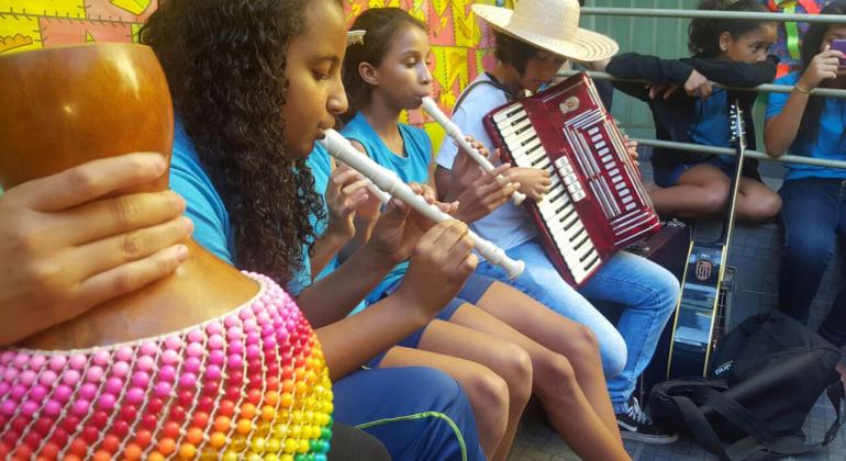 Crianças tocam instrumentos variados como flauta doce e sanfona como parte das atividades do Projeto Lampeião. 