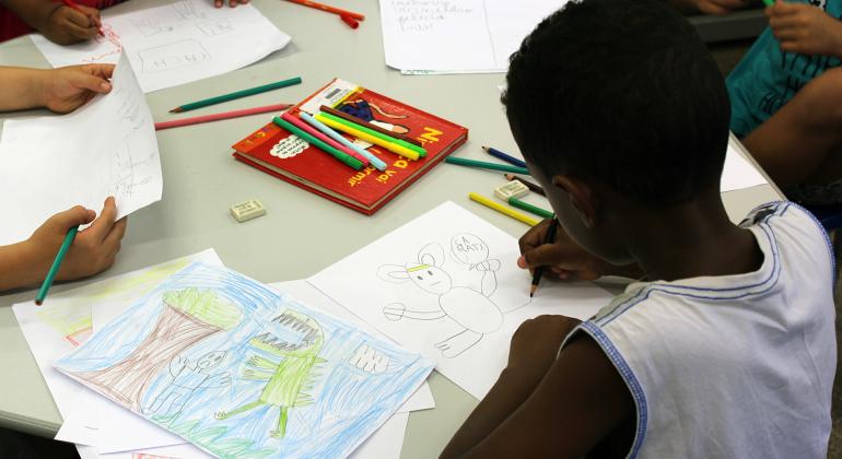 Criança produz quadrinho na oficina do projeto Quati.