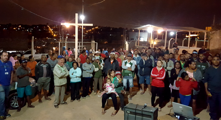 A Prefeitura anunciou nesta quinta, dia 20, o Plano de Regularização Urbanística da Dandara, primeiro realizado nesse tipo de assentamento. Foto: Urbel/PBH Cerca de cinquenta moradores da Comunidade Dandara em reunião à noite.