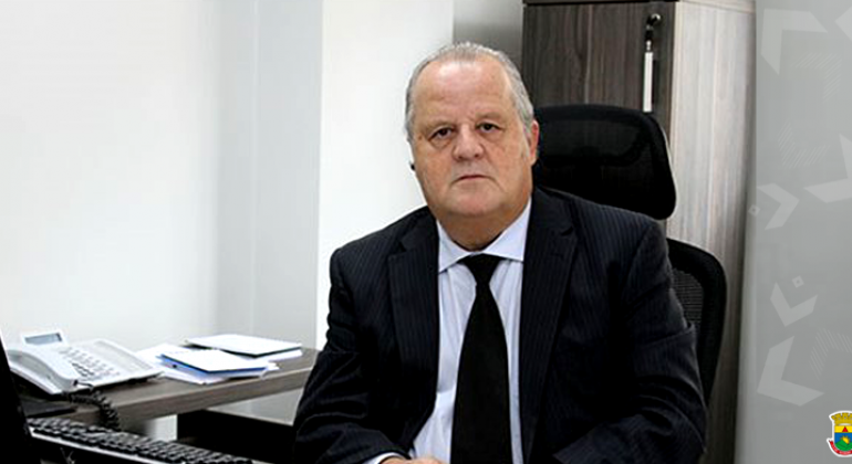 Secretário municipal de Meio Ambiente, Mário Werneck, sentado em frente a teclado de computador. 