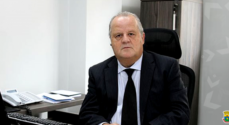 O secretário municipal de Meio Ambiente, Mário Werneck, foi nomeado membro da Comissão Especial de Proteção ao Rio São Francisco. Foto: Divulgação/PBH Secretário municipal de Meio Ambiente, Mário Werneck, sentado em frente a teclado de computador.