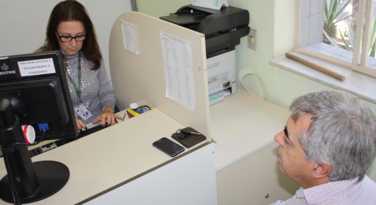 Serviço municipal emite certificado internacional de vacina e orienta viajantes sobre cuidados com higiene, saúde e medicações. Foto: Leila Porto Cidadão é atendido no guichê do Serviço de Atenção ao Viajante