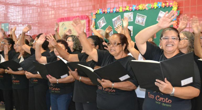 Redução de insônia e do uso de antidepressivos são alguns dos benefícios obtidos por grupos terapêuticos no Barreiro. Foto: Kátia Gaspar/PBH Usuárias do Núcleo de Apoio à Saúde da Família do Barreiro participam de oficina de canto, que reduz o uso de antidepressivos.