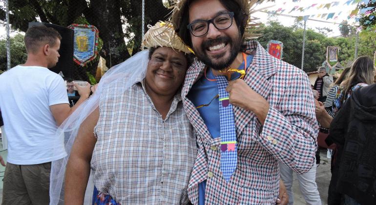 Passeios, visitas a museus e cinemas e festas juninas fazem parte do trabalho de reinserção social de usuários da Saúde Mental em BH. Foto: Andréa Moreira/PBH Usuária do sistema municipal de Saúde Mental, Beth Flores, e referência técnica em Saúde Mental, Eduardo Cruz, fantasiados em festa junina.