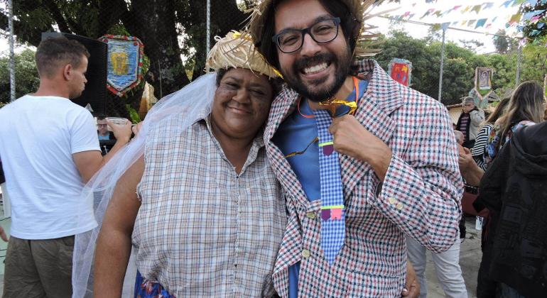 Usuária do sistema municipal de Saúde Mental, Beth Flores, e referência técnica em Saúde Mental, Eduardo Cruz, fantasiados em festa junina. 