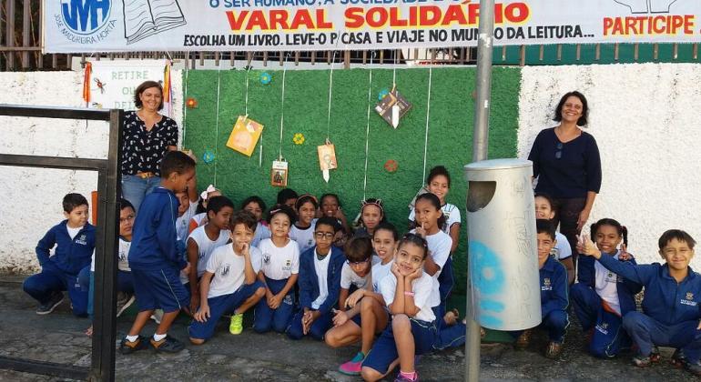 Projeto "Varal Solidário" estimula a troca de livros, a leitura e a sustentabilidade em escola municipal na Pampulha. Foto: Smed/PBH Projeto estimula a troca de livros, a leitura e a sustentabilidade em escola municipal na Pampulha.