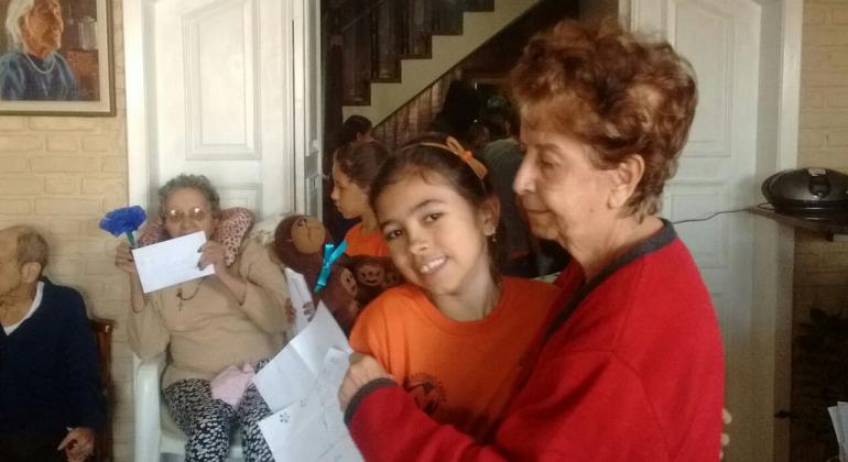 Projeto de educadora promove aproximação entre alunos de escola municipal e idosos de instituição em Belo Horizonte. Foto: Divulgação/PBH Estudante troca visita idosa.