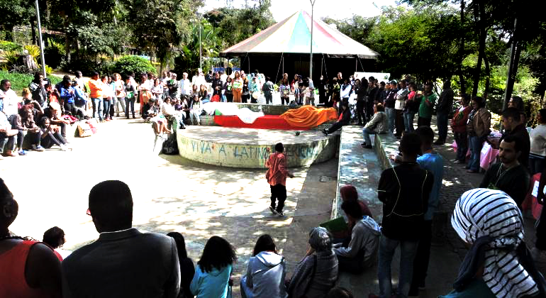 Pré-Conferência de Promoção da Igualdade Racial das Regionais Norte, Pampulha e Venda Nova foi realizada no Centro Cultural Lagoa do Nado. Foto: Andréa Moreira/PBH Mais de trinta pessoas assistem à apresentação do grupo de Hip Hop Ressurge, no Centro Cultural Lagoa do Nado, durante o dia.
