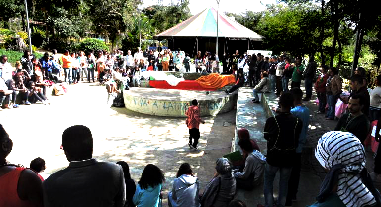 Mais de trinta pessoas assistem à apresentação do grupo de Hip Hop Ressurge, no Centro Cultural Lagoa do Nado, durante o dia.