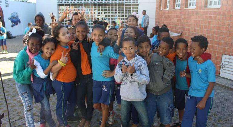 Cerca de dezesseis crianças participantes do estudo e apresentação sobre o funk da Escola Escola Municipal Senador Levindo Coelho, no Aglomerado da Serra