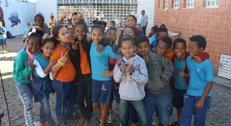 Projeto em escola do Aglomerado da Serra mobiliza crianças de 7 a 14 anos em torno da história e das temáticas do funk. Foto: Regional Centro-Sul/PBH Cerca de dezesseis crianças participantes do estudo e apresentação sobre o funk da Escola Escola Municipal Senador Levindo Coelho, no Aglomerado da Serra