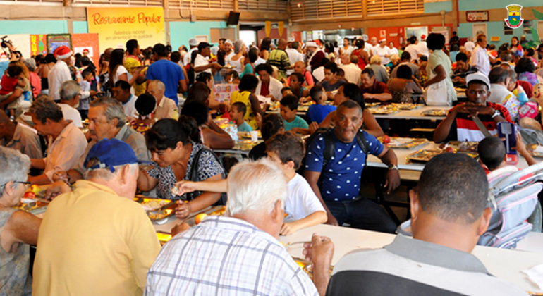 Cerca de cinquenta pessoas fazem refeição em um dos restaurantes populares de BH.