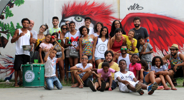 Cerca de vinte jovens reunidos em bloco de carnaval.