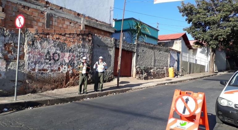 Agentes da BHTRANS monitoram primeiro dia de alteração na Rua Faisão, no bairro Flávio Marques Lisboa. Foto: BHTrans/PBH Agentes da BHTRANS monitoram primeiro dia de alteração na Rua Faisão, no bairro Flávio Marques Lisboa.