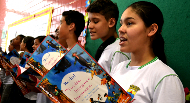 Alunos de escola municipal do Barreiro ‘mergulham’ na fantasia para resgatar brincadeiras e preparam apresentação de poesias. Foto: Kátia Gaspar/PBH Cerca de seis alunos da Rede Municipal de Ensino Fazem recital com livro na mão.