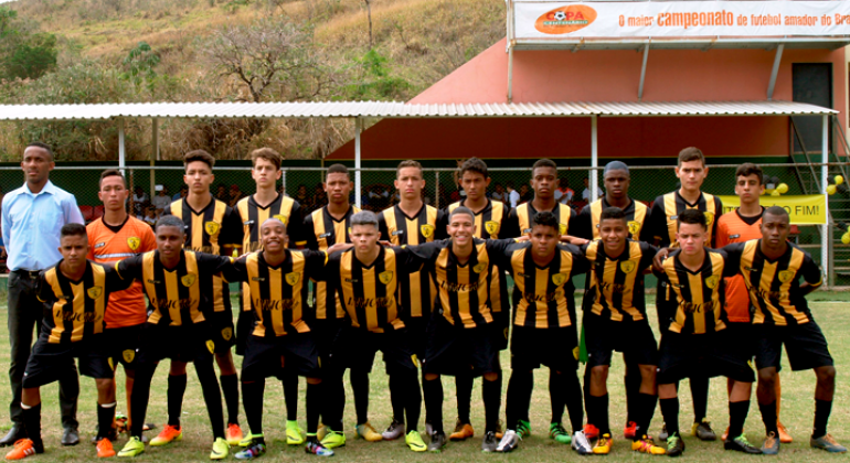 20ª edição da Copa Centenário de Futebol Amador Wadson Lima estreia sábado, 19 de agosto, com 34 jogos no fim de semana de estreia. Foto: Divulgação Os jogadores da equipe do Colo Colo, participante da Copa Centenário, posam para foto.