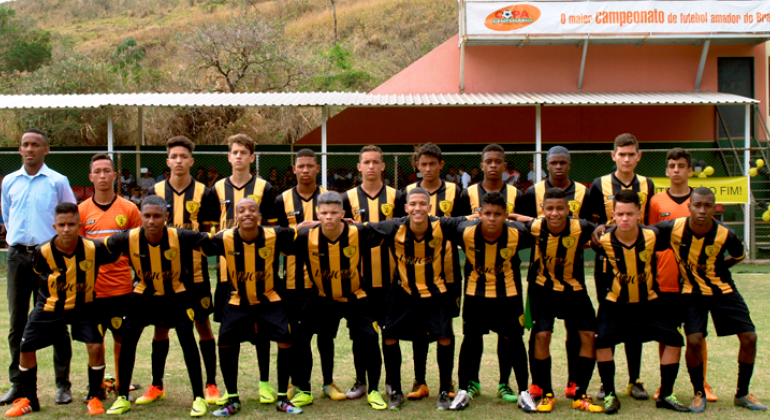 Os jogadores da equipe do Colo Colo, participante da Copa Centenário, posam para foto.