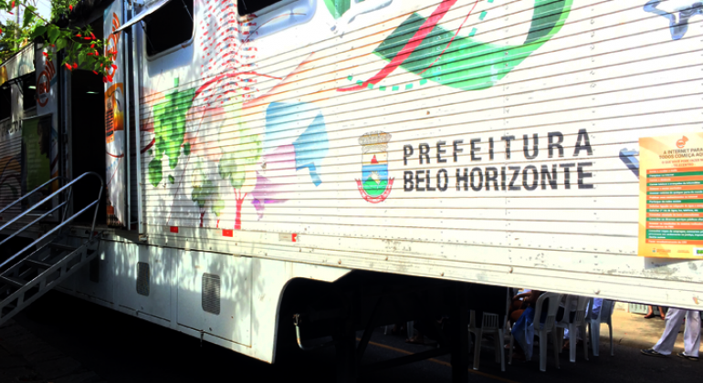 Carreta estacionará na Escola Municipal Maria das Neves e será grafitada por oficineiros do Programa Escola Aberta sábado, dia 2 de setemro. Foto: Prodabel/PBH Carreta de cor cinza com os dizeres Prefeitura de Belo Horizonte.