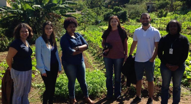 Grupo de cinco voluntários internacionais visita horta comunitária no Barreiro, acompanhados da coordenadora do Programa, Sandra Martins.