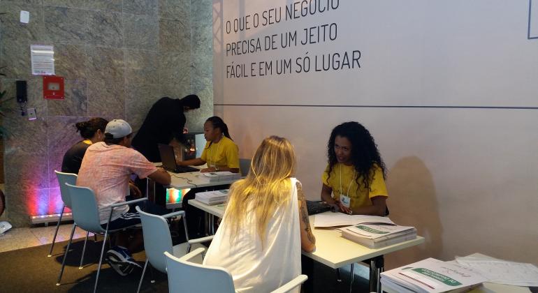 Três cidadãos sendo atendidas no estande da Sala Mineira do Empreendedor de Belo Horizonte.