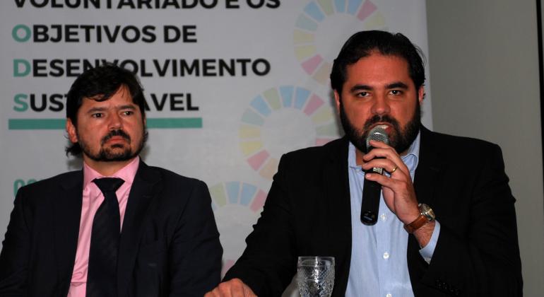 PBH e Iclei assinam protocolo de intenções para desenvolver programa de voluntariado internacional pela sustentabilidade. Secretário-executivo do ICLEI América do Sul, Rodrigo Perpétuo e secretário adjunto de Relações Internacionais de Belo Horizonte, Bruno Miranda.